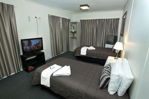 O'Sheas Windsor Hotel - Accommodation Mount Tamborine 0