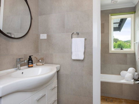 Ocean Mist Cottage - Across From Pet Friendly Beach - Accommodation Mount Tamborine 2