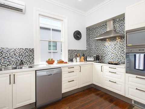 Ocean Mist Cottage - Across From Pet Friendly Beach - Accommodation Mount Tamborine 1