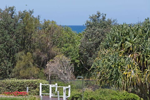 OCEAN RETREAT ON SALT 5203 - Accommodation Mount Tamborine 3