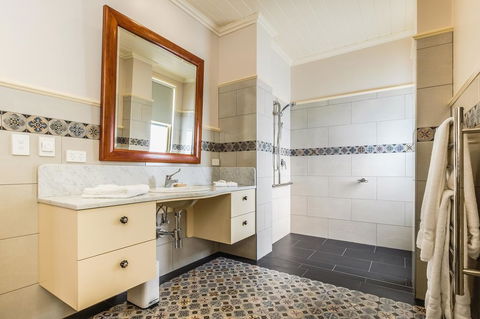 Old Bank Boutique Hotel - Accommodation Mount Tamborine 1