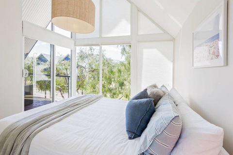 ON THE BEACH - Villa Over The Road From The Beach - Accommodation Mount Tamborine 0