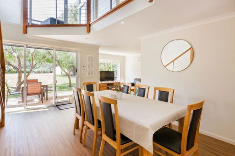 ON THE BEACH - Villa Over The Road From The Beach - Accommodation Mount Tamborine 1