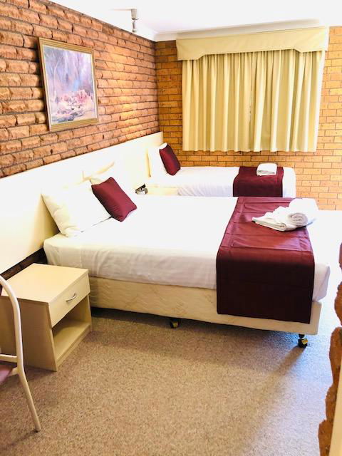 OVERLANDER MOTOR LODGE - Accommodation Mount Tamborine 3
