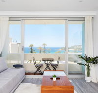 Panoramic Ocean Views in Stylish Manly Apartment - Accommodation Mount Tamborine