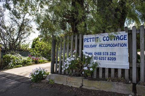 Pettit Cottage - Accommodation Mount Tamborine 1