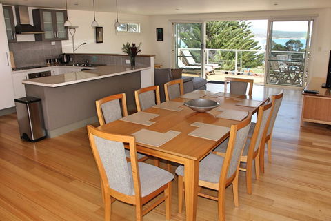 Quarterdeck Apartment - Accommodation Mount Tamborine 2