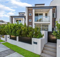 Relax in a Spacious  Modern Townhouse in Asquith - Accommodation Mount Tamborine