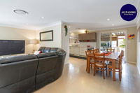 RELAXED COASTAL GETAWAY // MOMENTS TO WATERFRONT