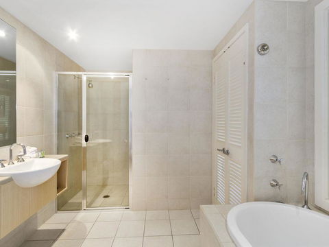 RESORT ON THE BEACH 6310 - TOP FLOOR - Accommodation Mount Tamborine 2