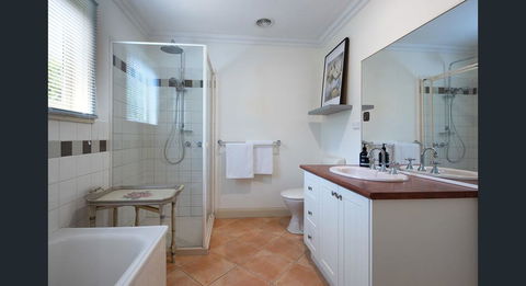 Roalies Farm House - Accommodation Mount Tamborine 2