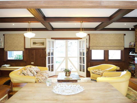 Robin Hill Manor - Rambling Retreat & Tennis Court - Accommodation Mount Tamborine 1