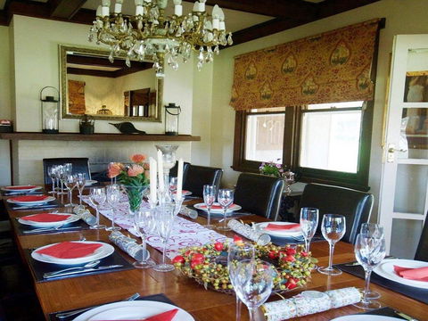 Robin Hill Manor - Rambling Retreat & Tennis Court - Accommodation Mount Tamborine 3