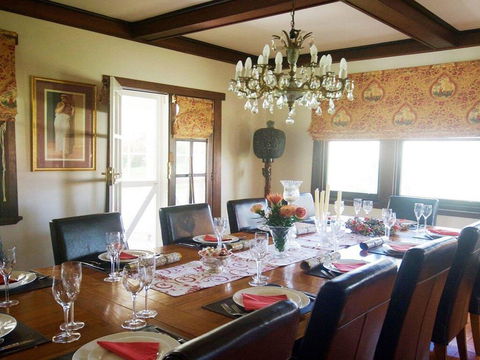 Robin Hill Manor - Rambling Retreat & Tennis Court - Accommodation Mount Tamborine 2