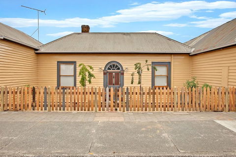 Robinson Cottage - Accommodation Mount Tamborine 0