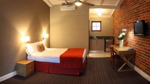 Rose & Crown Hotel - Accommodation Mount Tamborine 1
