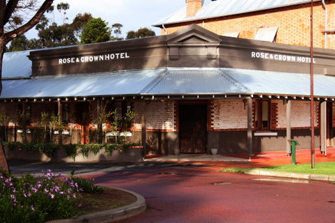 Rose & Crown Hotel - Accommodation Mount Tamborine 0