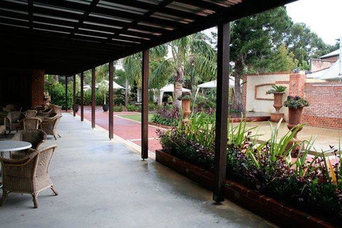 Rose & Crown Hotel - Accommodation Mount Tamborine 3