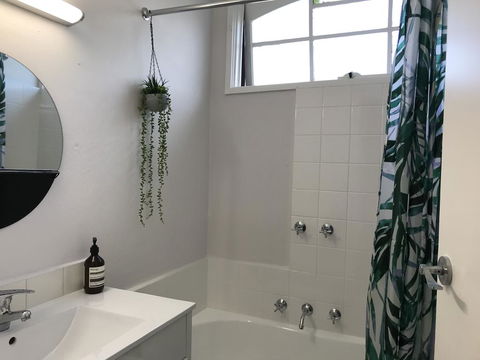 Santa Monica Apartment - Accommodation Mount Tamborine 1