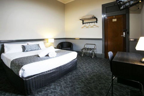 Shenanigans At The Imperial - Accommodation Mount Tamborine 3