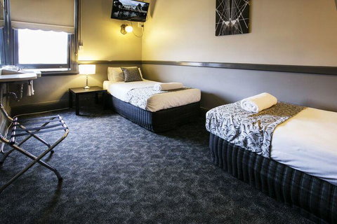 Shenanigans At The Imperial - Accommodation Mount Tamborine 2