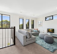 Spacious 4-Bed House with Parking and Backyard - Accommodation Mount Tamborine