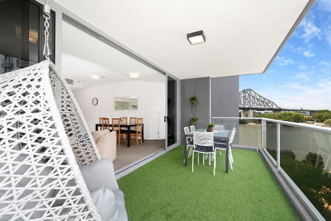 Spacious Executive 3 Bedroom - Brisbane CBD - Views - Pool - WIFI - Free Parking - Accommodation Mount Tamborine 1