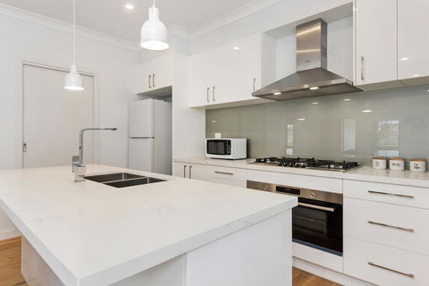 Style, Comfort And Convenience - Accommodation Mount Tamborine 2
