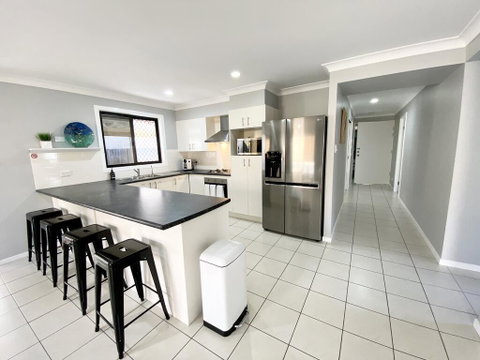 STYLISH RESIDENCE, LARGE PRIVATE YARD - CLOSE TO DREAMWORLD - Accommodation Mount Tamborine 3