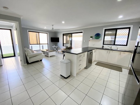 STYLISH RESIDENCE, LARGE PRIVATE YARD - CLOSE TO DREAMWORLD - Accommodation Mount Tamborine 2
