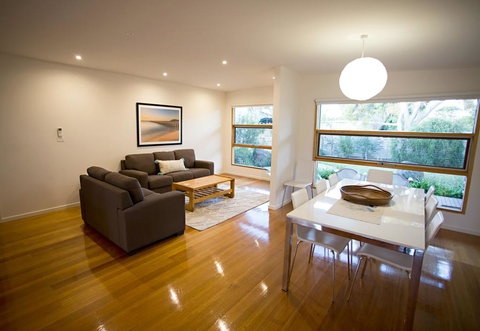 SUNNY DAZE - Accommodation Mount Tamborine 3