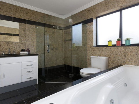 Sunrise Over Easts 2 - Ocean Views, Walk To Beach - Accommodation Mount Tamborine 2