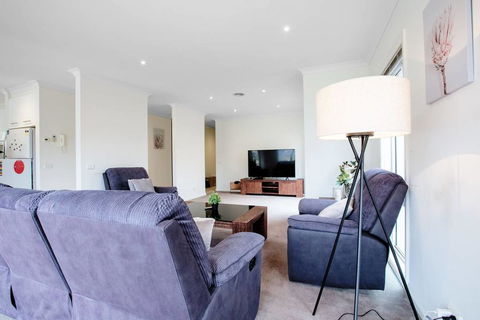 Superb Luxe 5BR House@Point Cook Near Lake - Accommodation Mount Tamborine 3