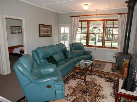 Sutton Forest Cottage - Accommodation Mount Tamborine 2