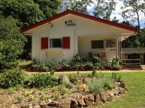 Tall Trees Motel Mountain Retreat - Accommodation Mount Tamborine 3