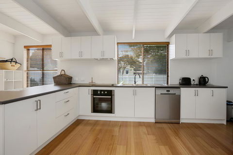 THE ASHMAN HOUSE - Modern And Close To Town - Accommodation Mount Tamborine 2