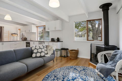 THE ASHMAN HOUSE - Modern And Close To Town - Accommodation Mount Tamborine 1