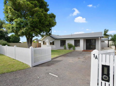 THE ASHMAN HOUSE - Modern And Close To Town - Accommodation Mount Tamborine 0