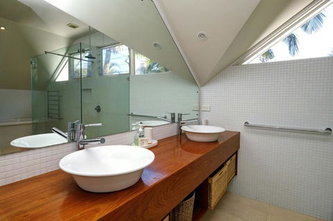 THE BEACH HOUSE - Accommodation Mount Tamborine 0