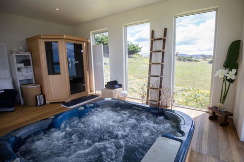 Saltwater - Absolute Oceanfront, Hot Tubs, Sauna, Fire Pits - Accommodation Mount Tamborine 12