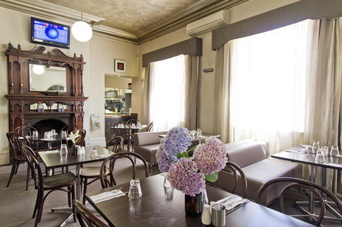 Deloraine Hotel - Accommodation Mount Tamborine 5