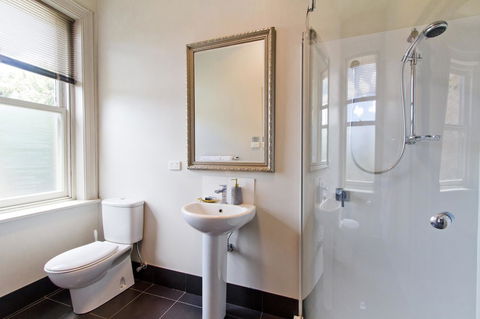 Deloraine Hotel - Accommodation Mount Tamborine 25