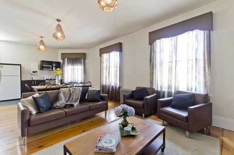 Deloraine Hotel - Accommodation Mount Tamborine 4