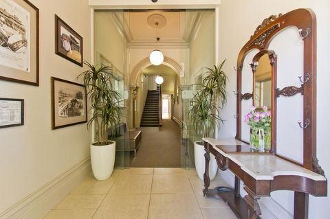 Deloraine Hotel - Accommodation Mount Tamborine 3