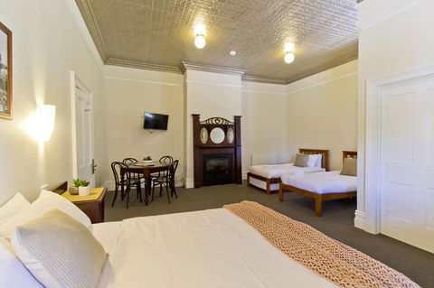 Deloraine Hotel - Accommodation Mount Tamborine 1