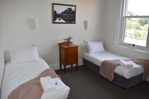 Deloraine Hotel - Accommodation Mount Tamborine 8