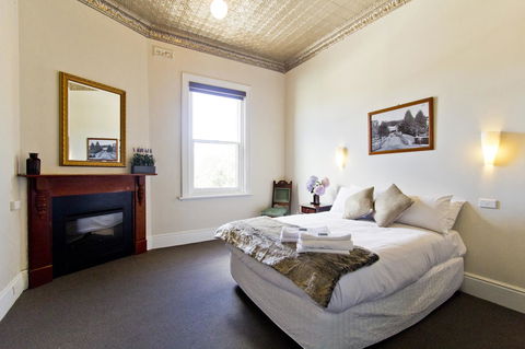 Deloraine Hotel - Accommodation Mount Tamborine 6