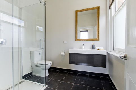 Deloraine Hotel - Accommodation Mount Tamborine 2