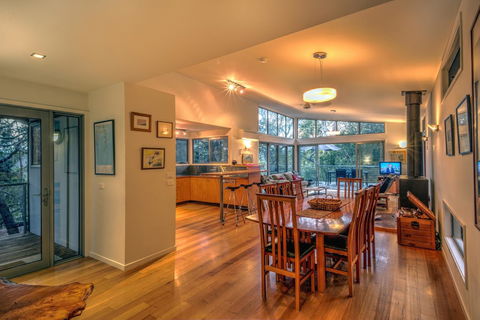 Freycinet Eco Luxe ~ Forest ~ Ocean ~ Mountain - Accommodation Mount Tamborine 12