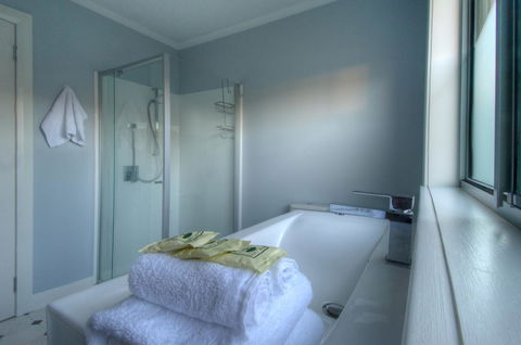 Muirs Beach Retreat - Accommodation Mount Tamborine 9